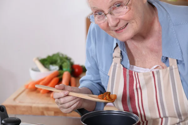 Senior woman cooking — Stock Photo, Image