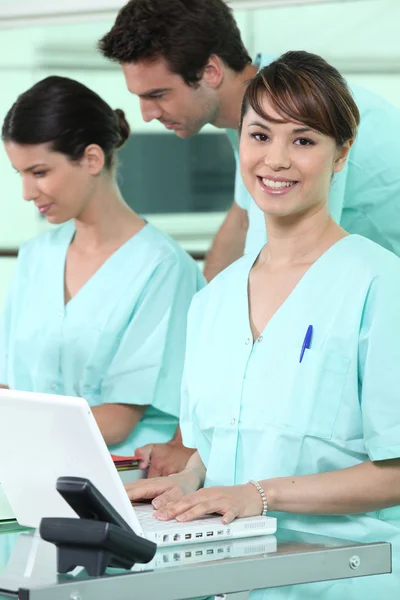 Verpleegkundigen met behulp van een computer — Stockfoto