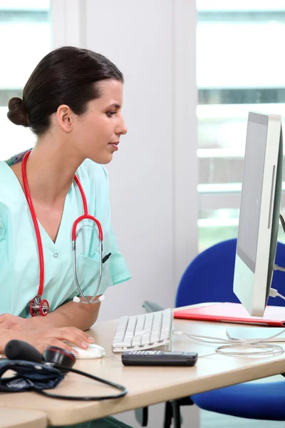 Verpleegster met behulp van een computer — Stockfoto