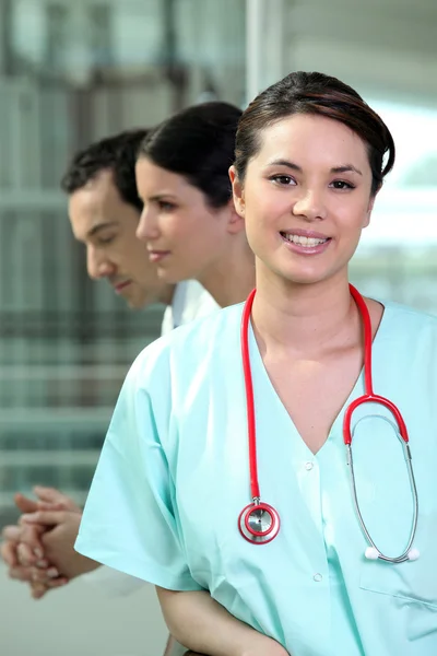 Portret van lachende verpleegster — Stockfoto