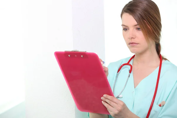 Медсестра смотрит на планшет — стоковое фото