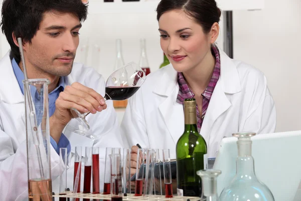 Casal em um laboratório de vinho — Fotografia de Stock