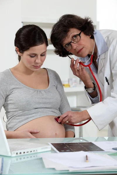Uma mulher grávida em seu ginecologista . — Fotografia de Stock