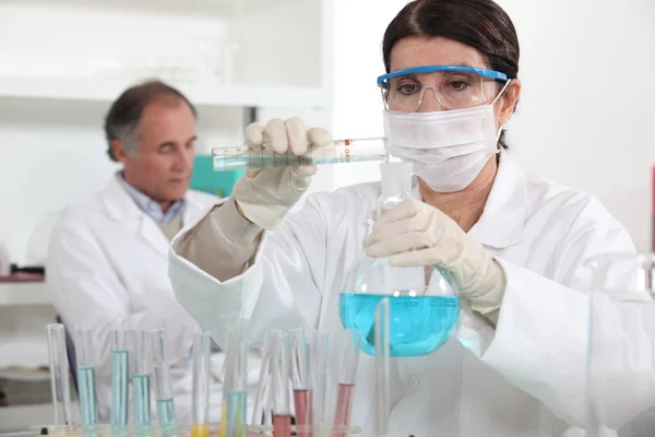 Hombre y mujeres en laboratorio — Foto de Stock