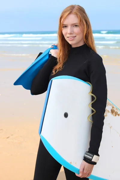 Unga kvinnliga surfare med bodyboard och simfötter — Stockfoto