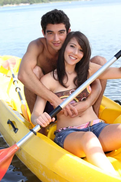 Parejas jóvenes en kayak —  Fotos de Stock
