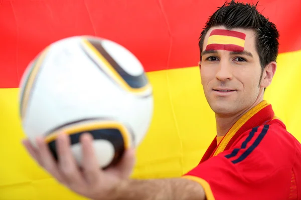 Amante del fútbol español masculino sosteniendo la pelota — Foto de Stock