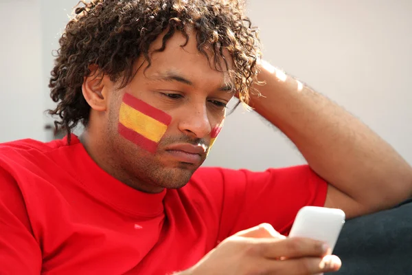 Spaanse voetbal supporter met mobiele telefoon — Stockfoto