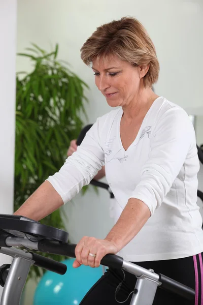 Starsza kobieta robi fitness — Zdjęcie stockowe