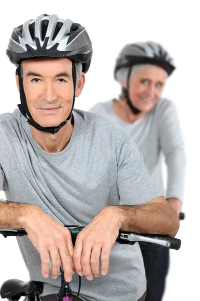 骑自行车的老年夫妇 — 图库照片