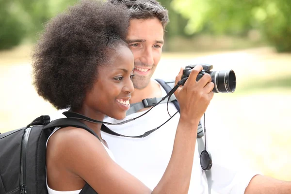 Coppia di turisti in cerca di una macchina fotografica — Foto Stock