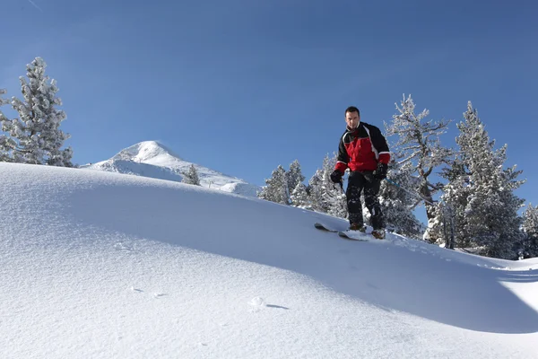 Männlicher Skifahrer auf einer Skipiste — Stockfoto