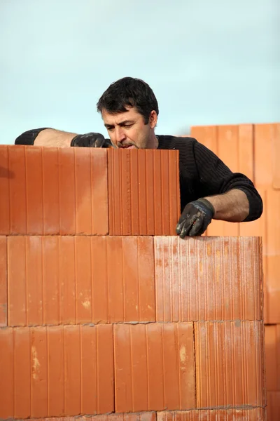 Homem construindo uma casa — Fotografia de Stock