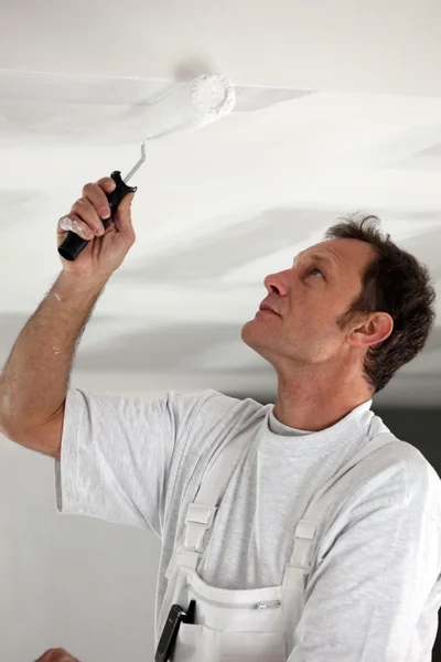 Uomo pittura soffitto bianco — Foto Stock