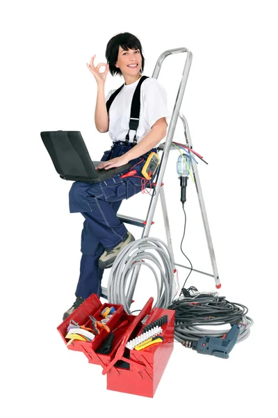 女性电工用一台笔记本电脑 — 图库照片