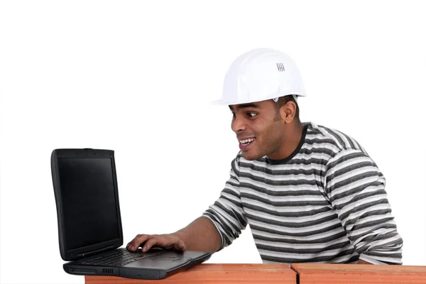 Young mason with computer — Stock Photo, Image