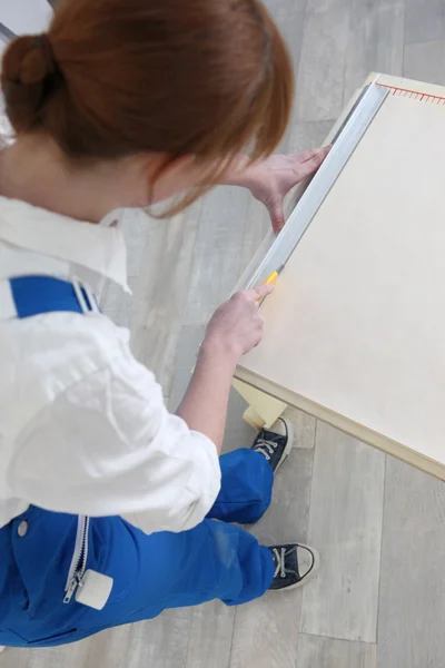 Woman using a drawing board — Stockfoto