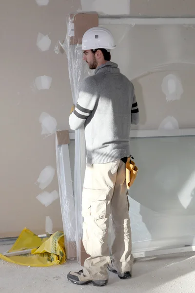 Homme installant la division de panneau de plâtre — Photo