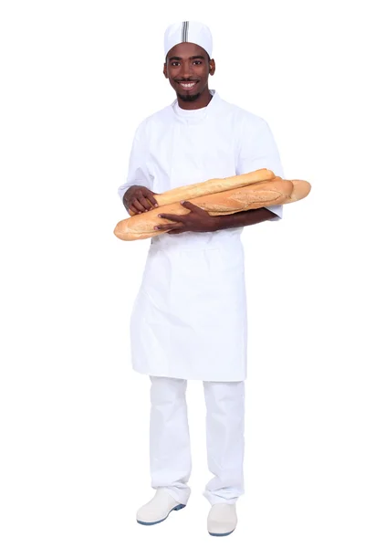 Aprendiz de padeiro carregando pão no fundo branco — Fotografia de Stock