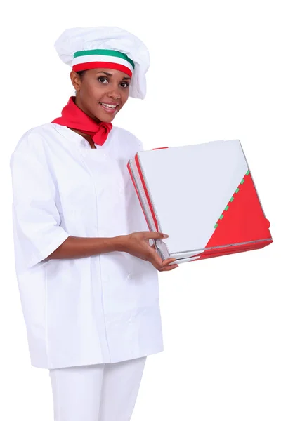 Jovem cozinheira de pizza preta mostrando pacotes de pizza — Fotografia de Stock