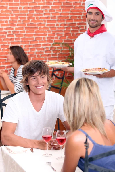 Coppia giovane ad un appuntamento in pizzeria . — Foto Stock