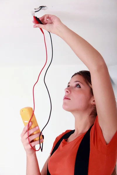 Female electrician working — Stockfoto