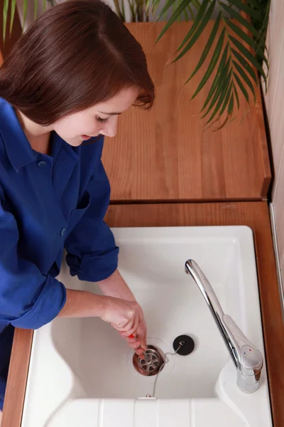 Vrouwelijke loodgieter installeren een wastafel — Stockfoto