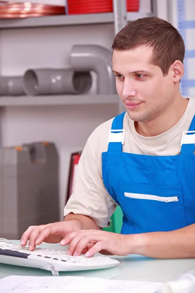 Plumber working in the office — Stock Photo, Image
