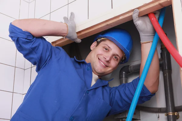 Mann repariert Sanitär im Badezimmer — Stockfoto