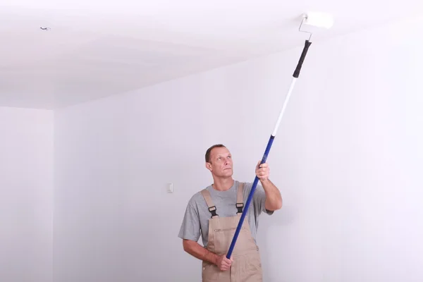 Homem pintando um quarto branco — Fotografia de Stock