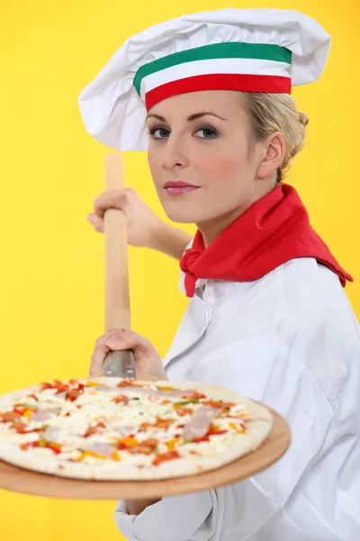 Tahta kabuğu ile kadın pizza chef — Stok fotoğraf