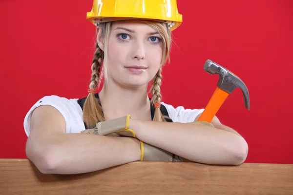 Craftswoman houdt een hamer — Stockfoto