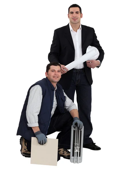 Porträt eines Ingenieurs und eines Arbeiters, der eine Fliese und eine Keramikfliese hält — Stockfoto