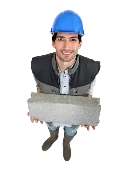 Bauarbeiter mit einem Block in der Hand — Stockfoto