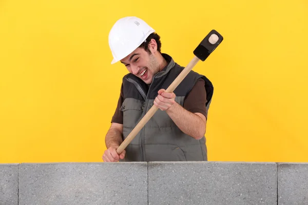 Trabalhador da construção destruindo seu trabalho . — Fotografia de Stock