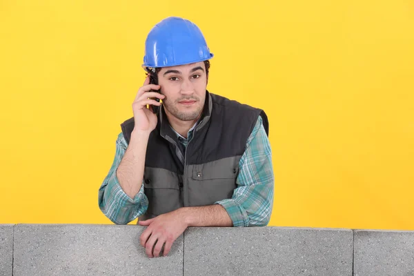 Construtor ficou por parede inacabada fazendo chamada telefônica — Fotografia de Stock