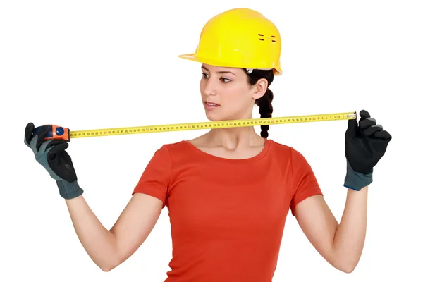 Tradeswoman pomocí měřicí pásky — Stock fotografie