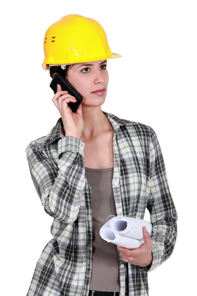 Handwerkerin telefoniert mit ihrem Handy — Stockfoto