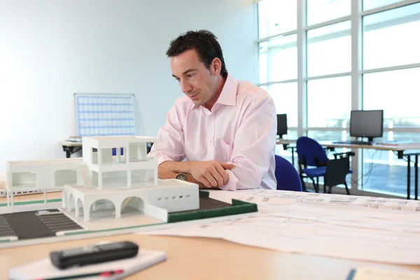 Architekt mit einem Modell eines Gebäudes — Stockfoto