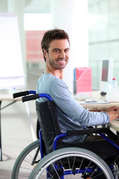 Νεαρός άνδρας χαμογελώντας σε αναπηρική καρέκλα — Φωτογραφία Αρχείου