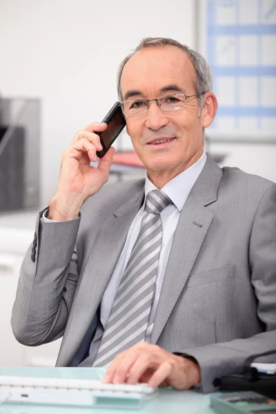 Senior zakenman aan de telefoon — Stockfoto