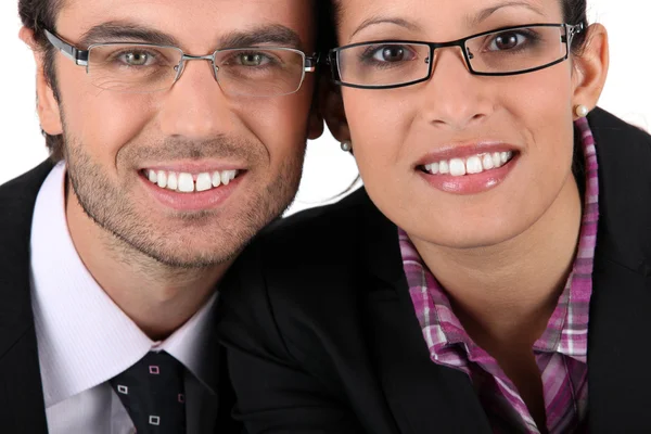 Hombre sonriente mujer usando pares de anteojos — Foto de Stock