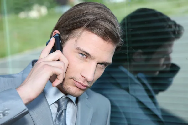 Eleganter junger Mann am Telefon — Stockfoto