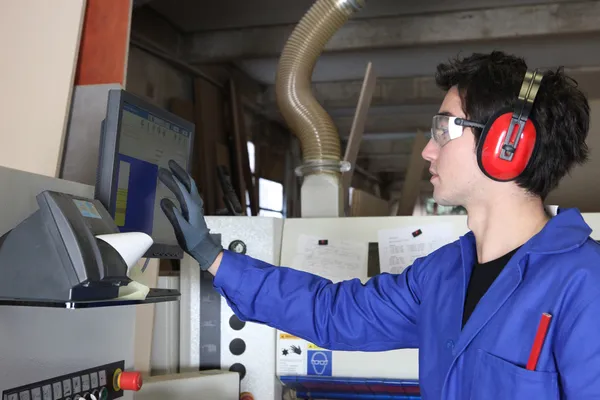 Jonge man bedienen van machines van de fabriek — Stockfoto