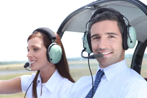 Férfi és nő a pilótafülkében, egy könnyű repülőgép felszállás vár — Stock Fotó