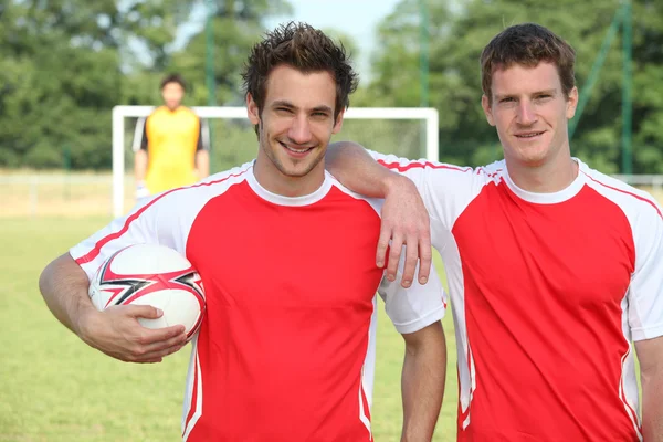 Přáteli, kteří hrají fotbal pózuje společně — Stock fotografie