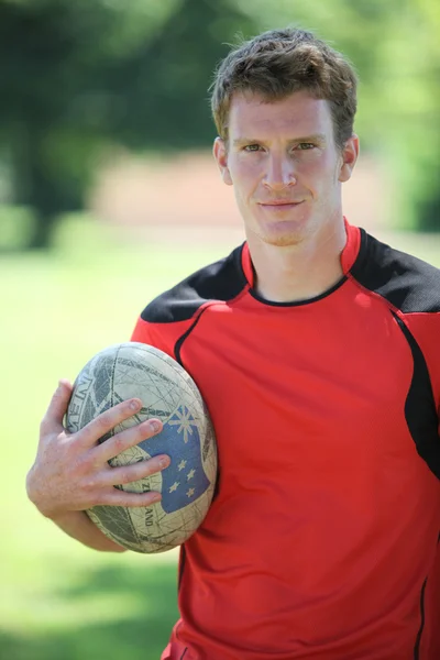 Joueur de rugby tenant le ballon — Photo