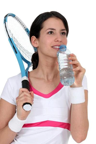 Vrouwelijke Tennisspeler Drinkwater Geïsoleerd Witte Achtergrond — Stockfoto