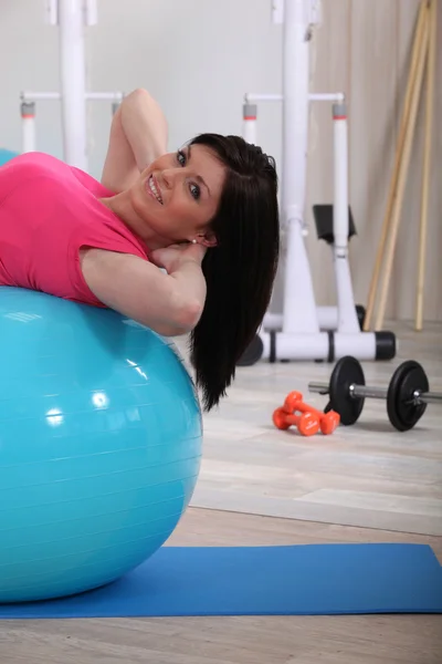 Jeune femme faisant des exercices de ballon de stabilité abs dans la salle de gym — Photo