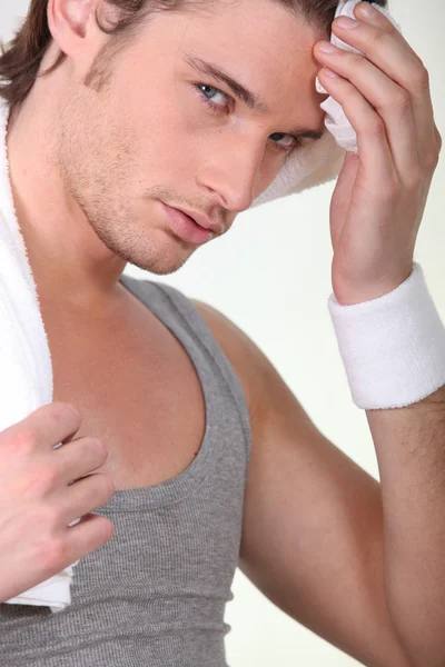 Homem esfregando sua testa após o exercício — Fotografia de Stock
